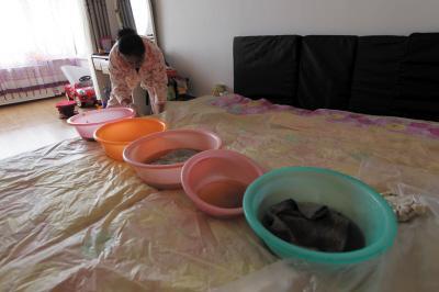 错那楼上漏水，住户失联，小区没物管，业主维权难！律师来支招……